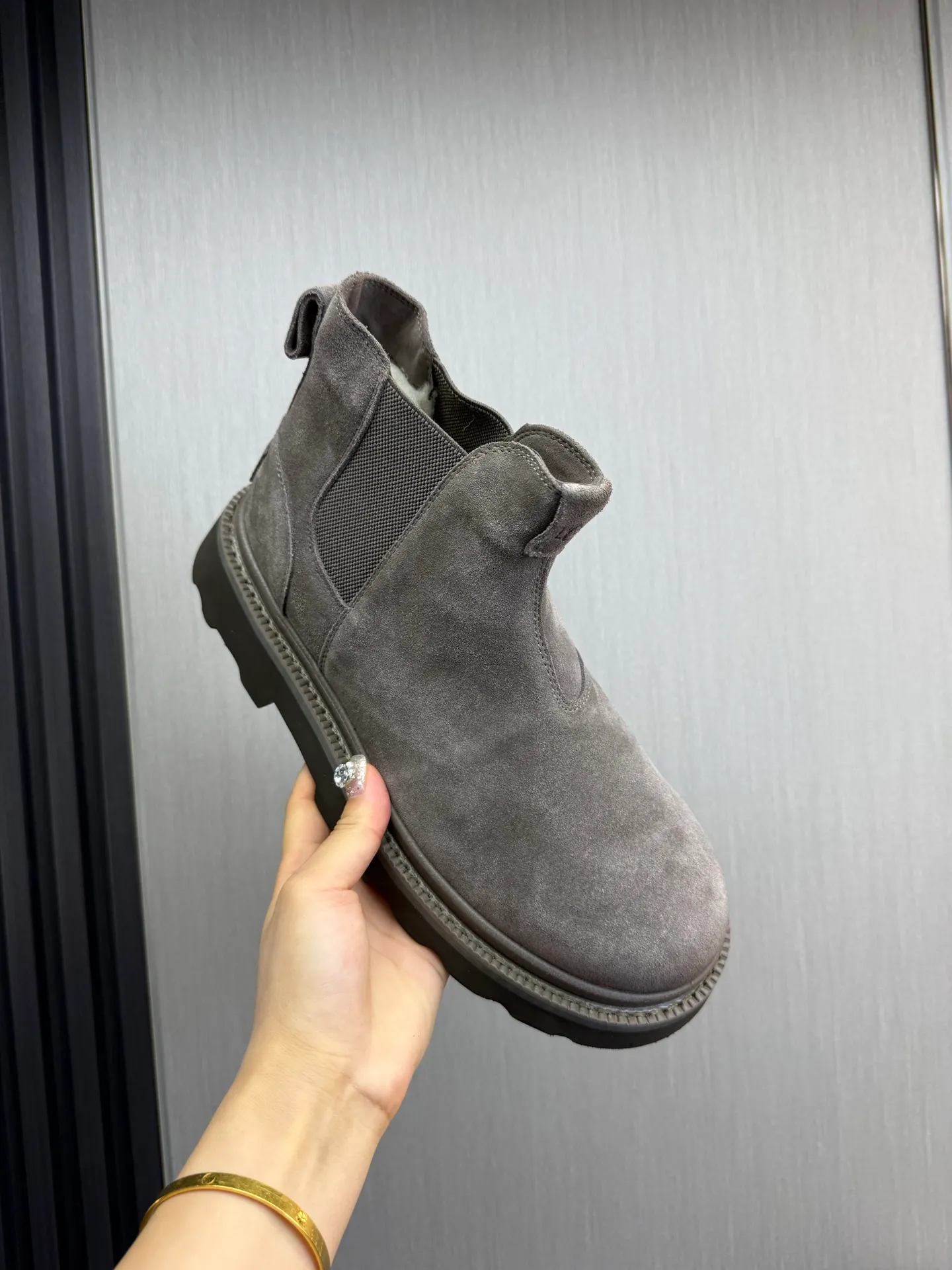 Men's shoes 💰600💰 New UGG fur integrated men's simple and fashionable snow boots. The most worth buying at the end of this year are warm casual shoes. Whether you are out and about at home, their comfortable and warm performance will be your most suitable fashion companion! The material is cowhide upper and imported wool is used inside. Warm and comfortable! The eva+ rubber patch outsole is cushioned, non-slip and wear-resistant, and has good elasticity. It is light and wear-resistant, comfortable and soft, and the new simple cut is more fashionable. It has both practicality and fashion sense, so you no longer have to worry about how to match it in winter, while still maintaining your fashionable taste. High-quality genuine wool. Look at the details for the material! Size: 39-40-41-42-43-44-44 sneaker size